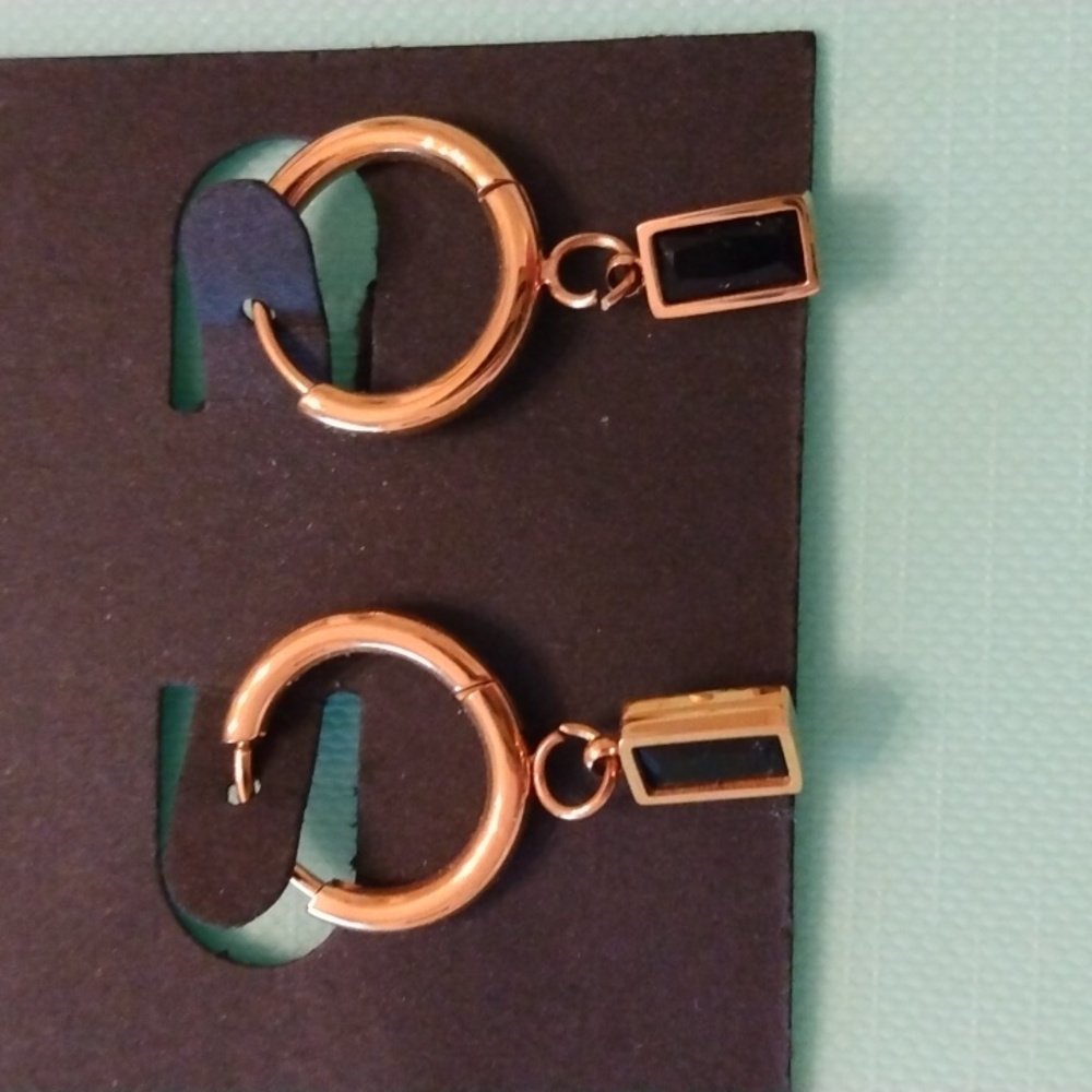 GIFTED🧚FREE🎁Gold tone earrings